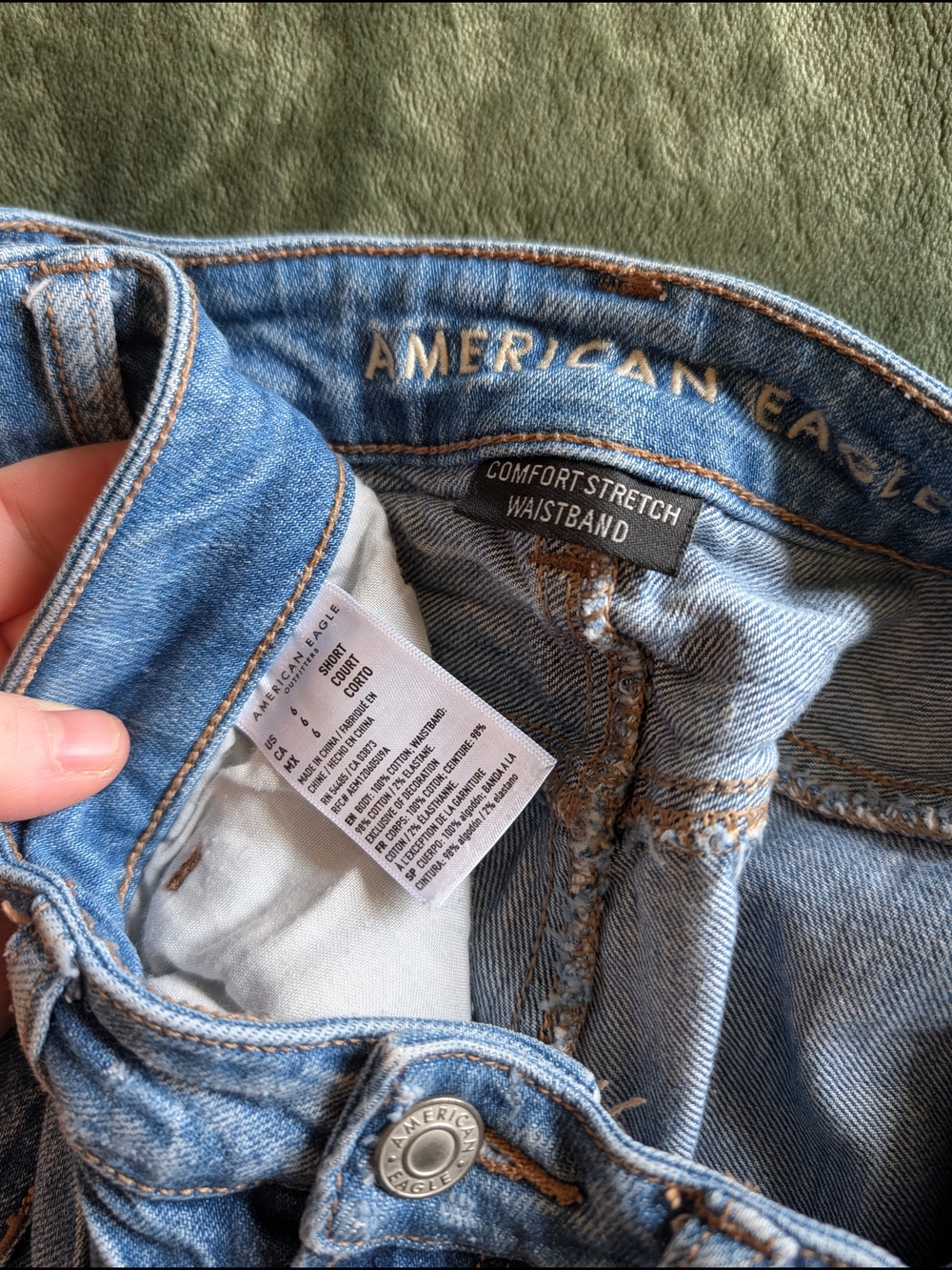 AE High-Rise Relaxed Taper Mom Jeans Distressed Size 6 - Picture 5 of 6